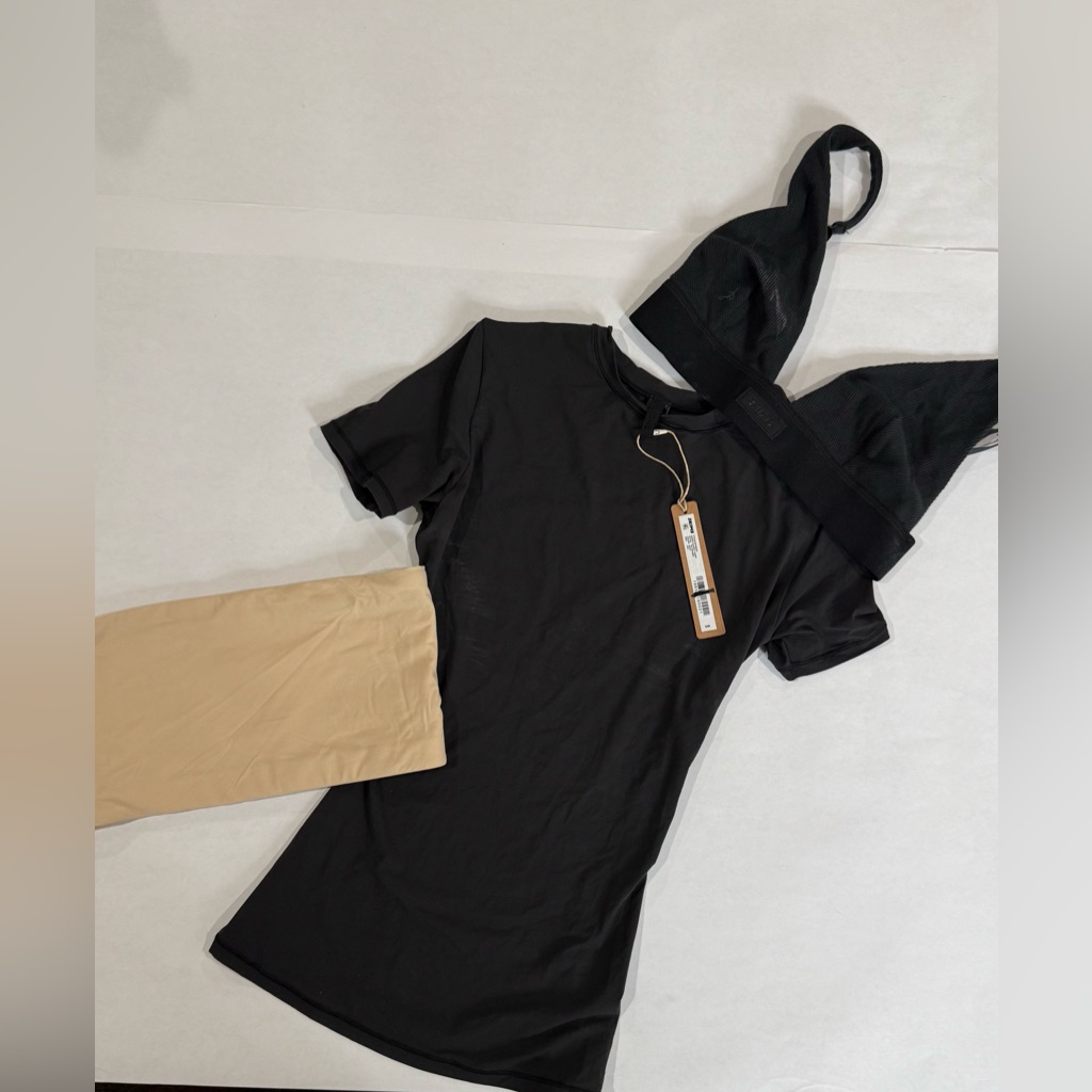 New! Skims 3-Piece Set Tee + 2 Bras (Xxs)